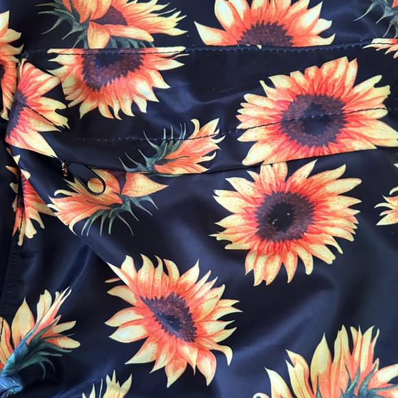 Girls Sunflower Backpack With Matching Insulated Lunch Bag. - Picture 7 of 10